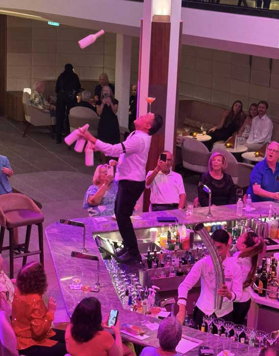 מופע להטוטים של הברמנים