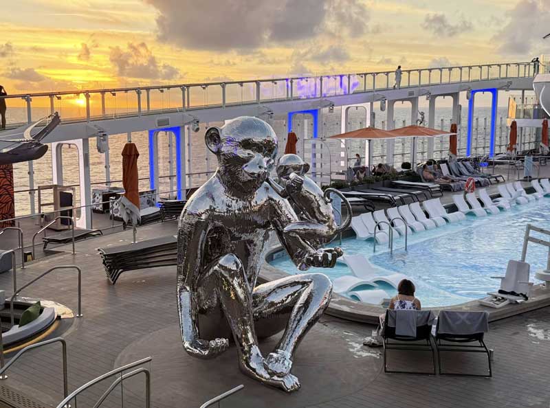 פסל הקוף בסיפון הבריכה של הסלבריטי אקסל