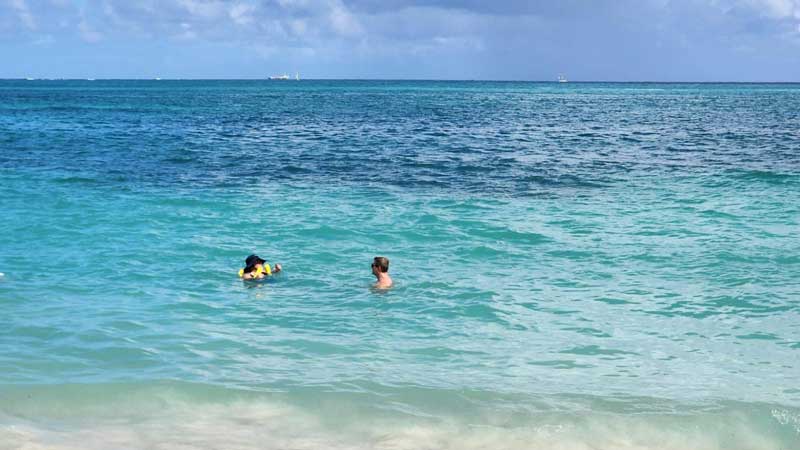 רחצה בחוף הים בסנט מרטן