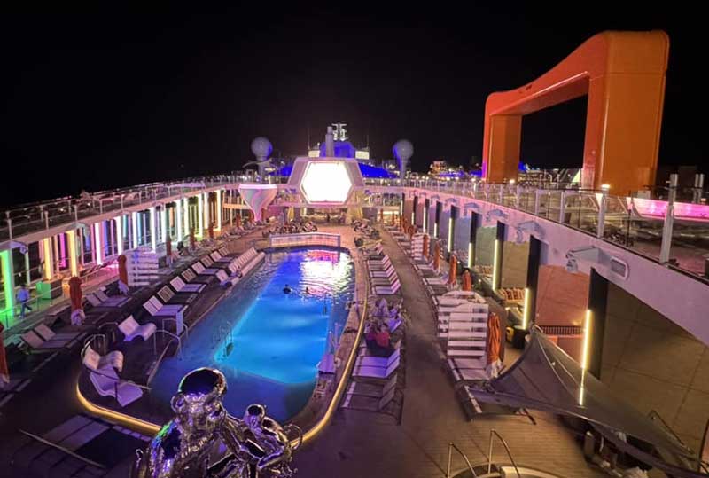 סיפון האוניה בלילה