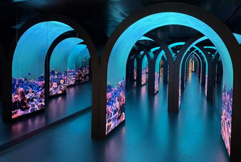 תפאורה מתחלפת בכניסה לבזאר