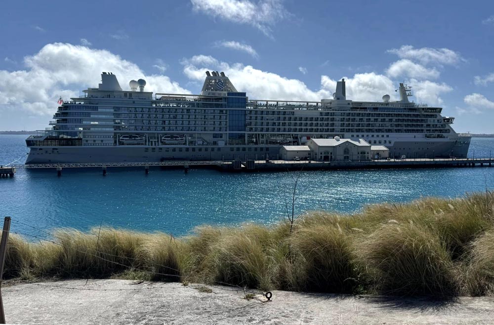 האוניה בנמל ברמודה