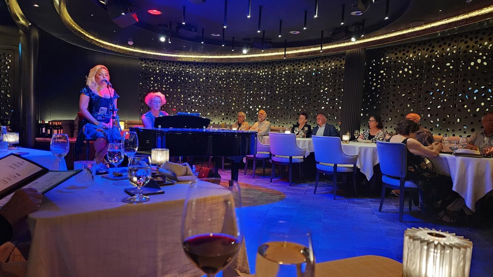 זמרת ונגנית במסעדת סילבר נו