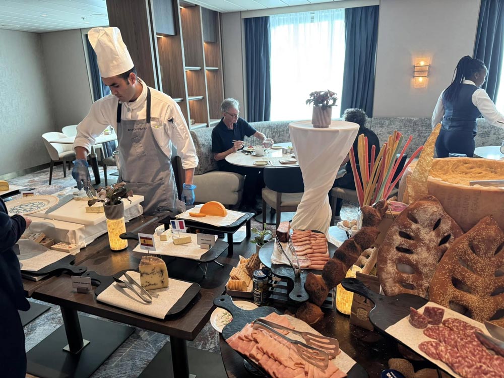 שולחנות מעוצבים