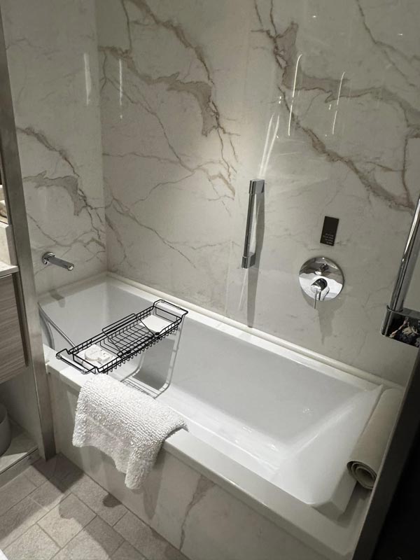 חדר אמבטיה בסוויטה