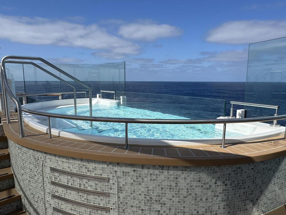 ג'קוזי משקיף לים