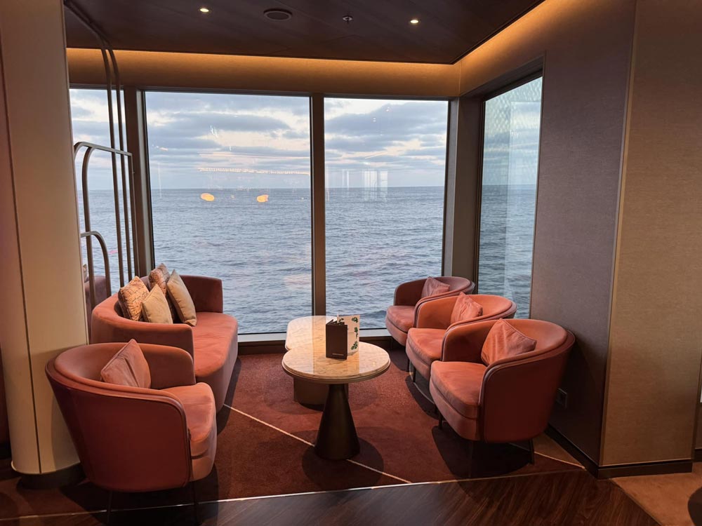 פינת ישיבה עם נוף לים