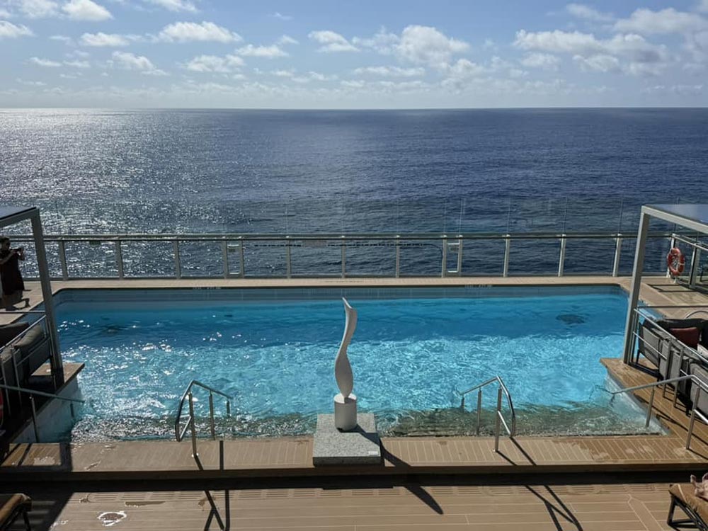 בריכת השחייה באוניה