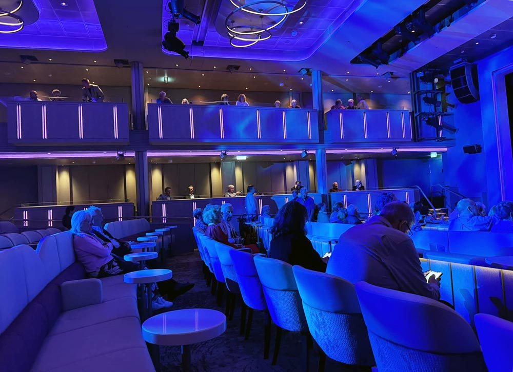 מקום מרווח בין השורות בתיאטרון