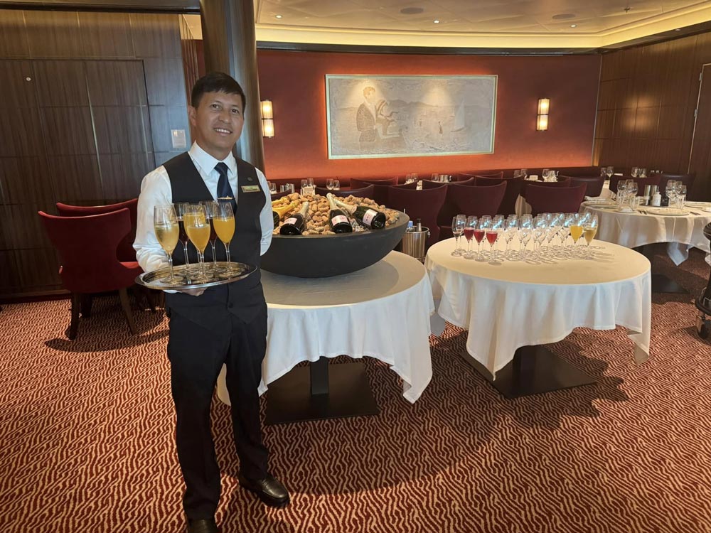 מלצר מגיש משקאות