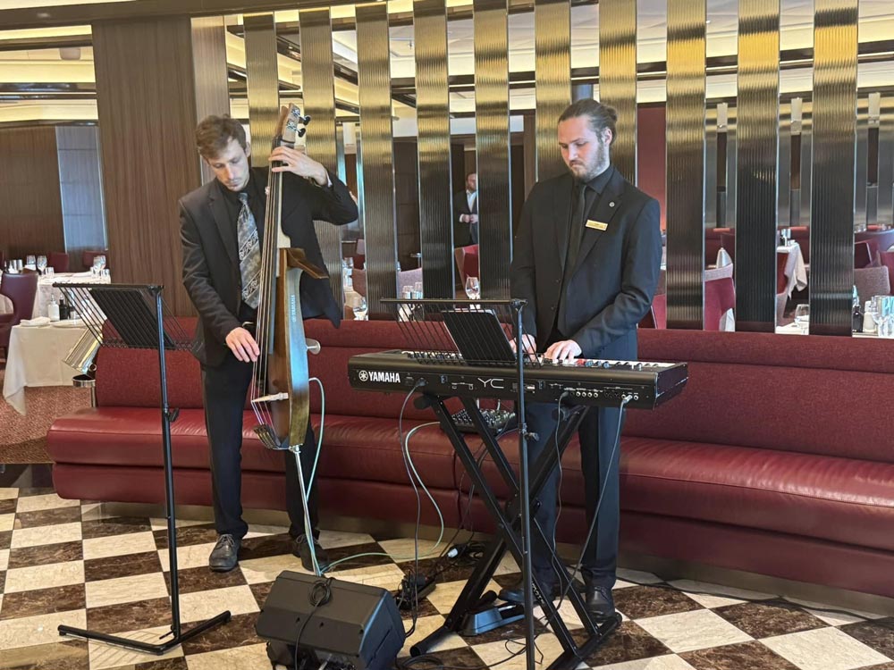 נגנים בשעת התה