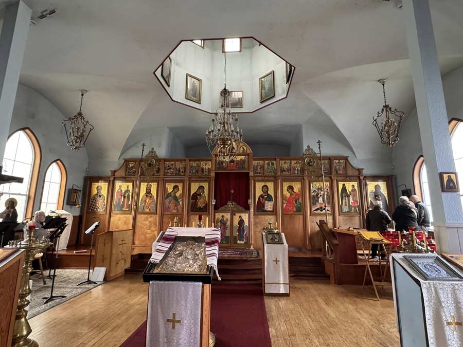 פנים כנסיית השילוש הקדוש האורתודוקסית Holy Resurrection Church