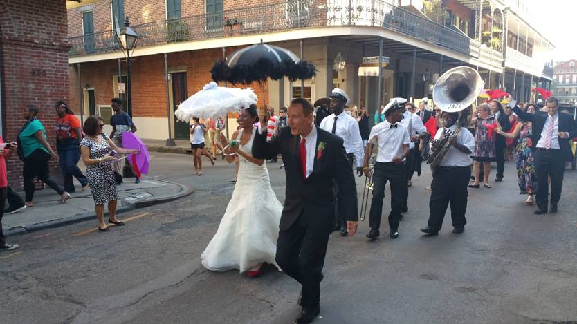 ריקודים בתהלוכת חתונה ברחובות ניו אורלינס