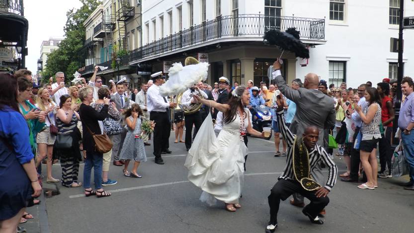 תהלוכה של חתונה ברחוב בניו אורלינס