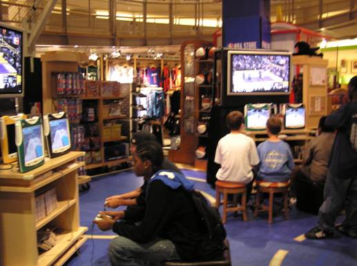 ילדים משחקים בחנות במשחקים אלקטרוניים
