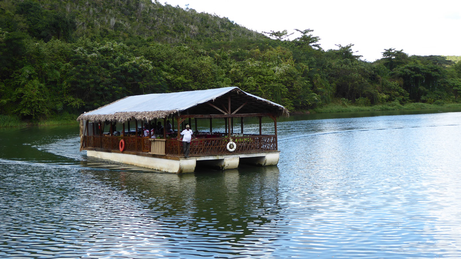 סירה עם מסעדה עליה