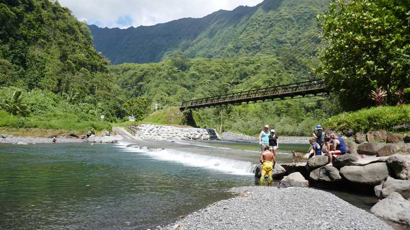 מפלי מים בדרך בלב האי טהיטי