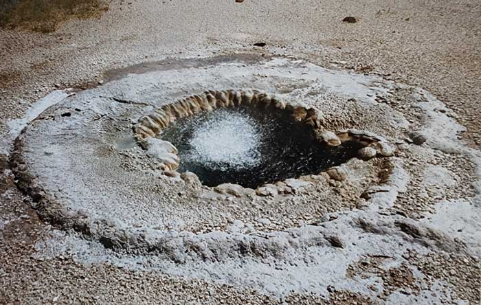 בור עם מים רותחים בילוסטון