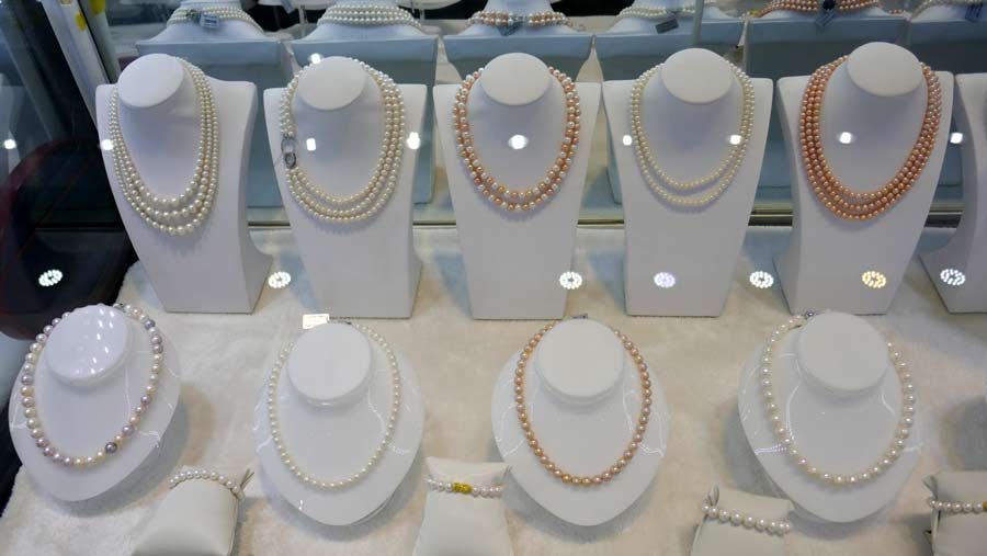 שרשרות פנינים בחנות באי פוקוק