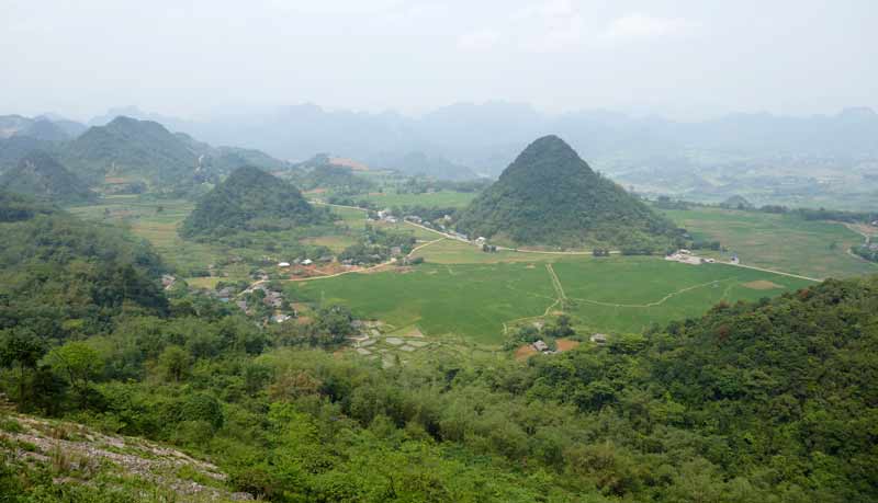 The viewpoint from Thung Khe mountain pass