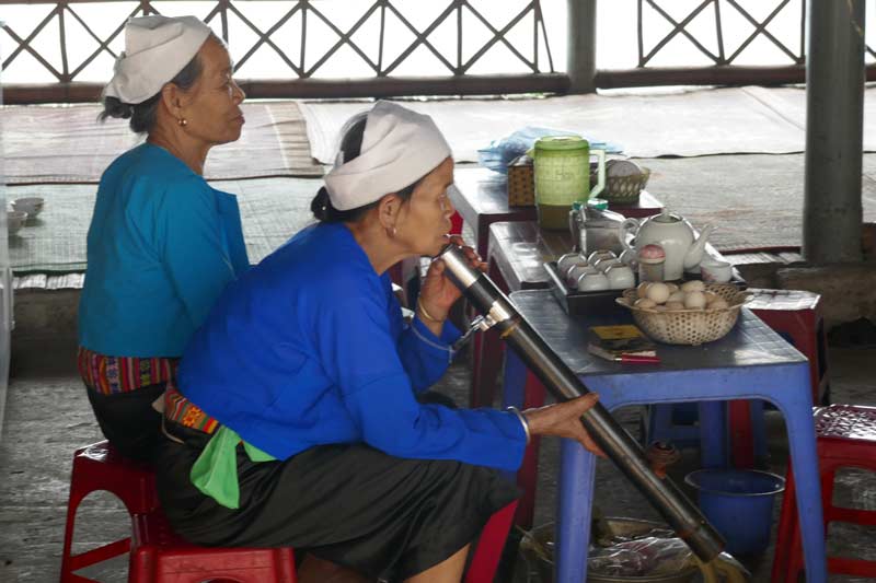 Women smoking at Thung Khe mountain pass